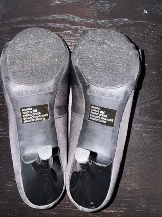 Zapatos de tacón negros con lazo