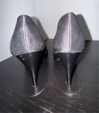 Zapatos de tacón negros con lazo