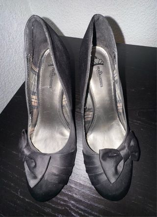 Zapatos de tacón negros con lazo