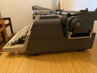 Máquina de escribir Olivetti Línea 98