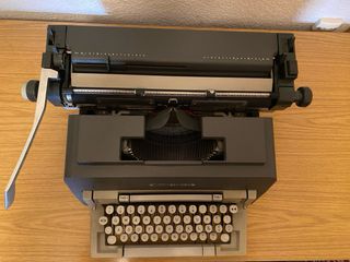 Máquina de escribir Olivetti Línea 98