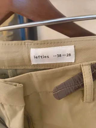 Pantalones beige con cinturón marrón