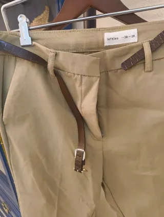 Pantalones beige con cinturón marrón