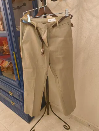 Pantalones beige con cinturón marrón