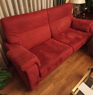2 sofás de 2 y 3 plazas cada uno en ante rojo