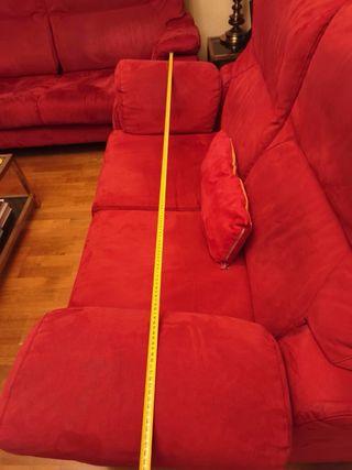 2 sofás de 2 y 3 plazas cada uno en ante rojo