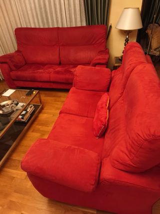2 sofás de 2 y 3 plazas cada uno en ante rojo