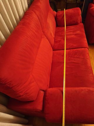 2 sofás de 2 y 3 plazas cada uno en ante rojo