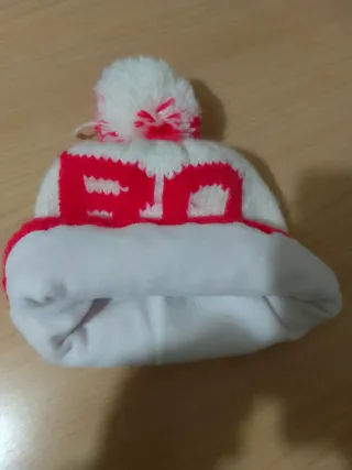 Gorro Roxy pompón blanco y rojo