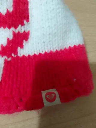 Gorro Roxy pompón blanco y rojo