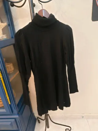 Vestido Negro Cuello Alto Manga Abullonada