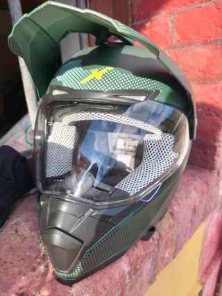 Casco de moto verde con visera