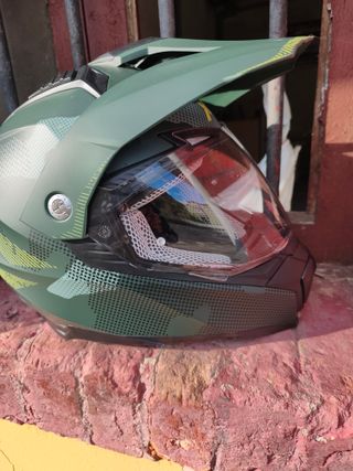Casco de moto verde con visera