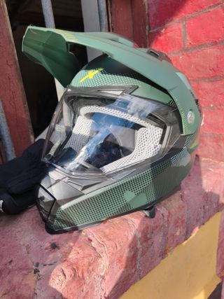 Casco de moto verde con visera