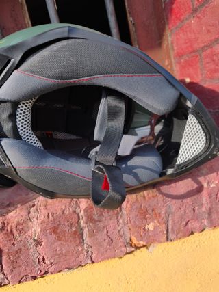 Casco de moto verde con visera