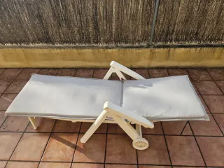 Tumbona de jardín blanca de plástico