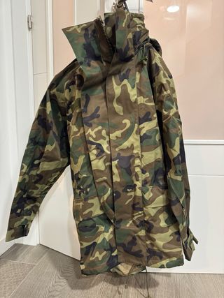 Chaqueta militar impermeable intemperie boscoso