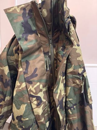 Chaqueta militar impermeable intemperie boscoso