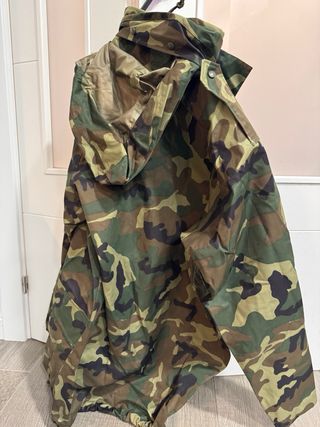 Chaqueta militar impermeable intemperie boscoso