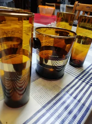 Cubitera y vasos ámbar con detalles dorados