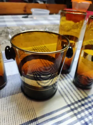 Cubitera y vasos ámbar con detalles dorados
