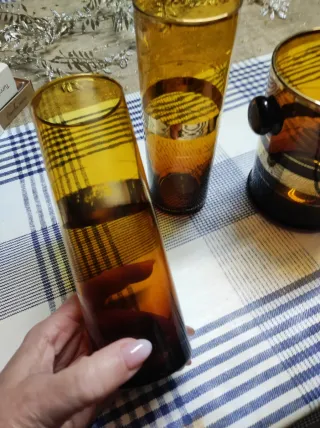 Cubitera y vasos ámbar con detalles dorados