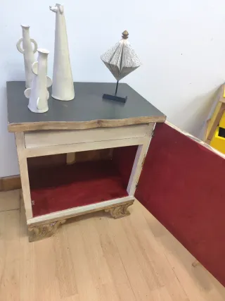 Mesilla auxiliar o noche con diseño