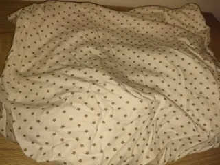 Sábanas blancas con estrellas grises