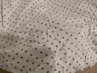 Sábanas blancas con estrellas grises