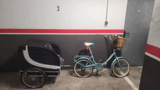 Bicicleta azul con cesta y remolque