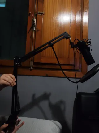 Micrófono Krom con brazo y filtro anti pop