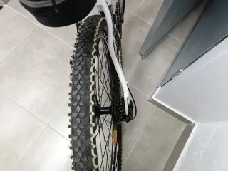 Bicicleta Montaña Blanca y Negra