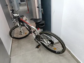 Bicicleta Montaña Blanca y Negra