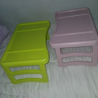 Tavoli in plastica verde e rosa