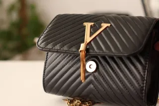 Bolso negro con cadena dorada y detalle V