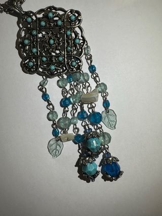 Collar hecho a mano con abalorios azules