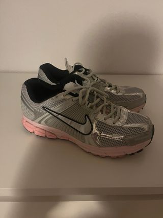 Zapatillas Nike plateadas y rosas