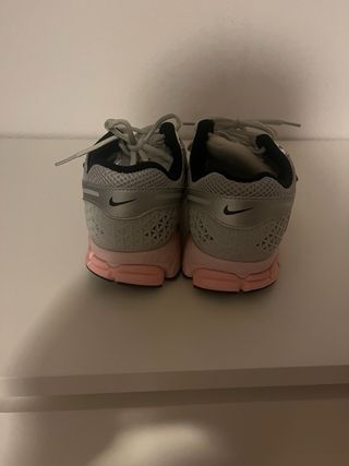 Zapatillas Nike plateadas y rosas