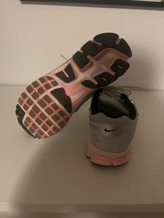 Zapatillas Nike plateadas y rosas