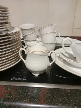 Vajilla de porcelana blanca con detalles dorados