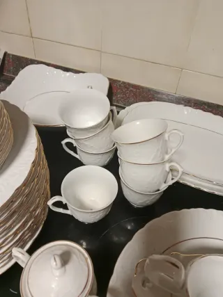 Vajilla de porcelana blanca con detalles dorados