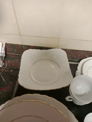 Vajilla de porcelana blanca con detalles dorados