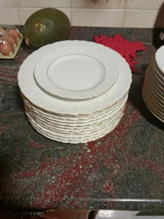 Vajilla de porcelana blanca con detalles dorados
