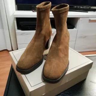 Botines Latouche Ante. Color camel. Talla 3