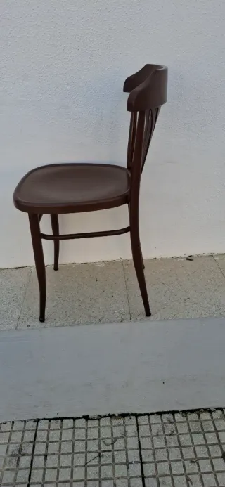 son 56 sillas de las cuales 22 marrones y 34 negra