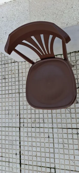 son 56 sillas de las cuales 22 marrones y 34 negra