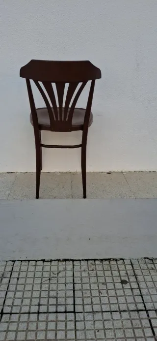 son 56 sillas de las cuales 22 marrones y 34 negra