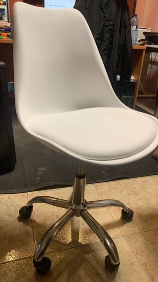 Silla de escritorio blanca y plateada