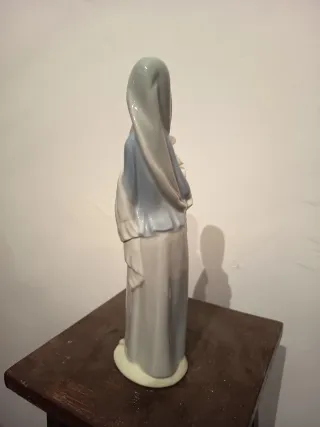 Figura Lladro Niña con Flores