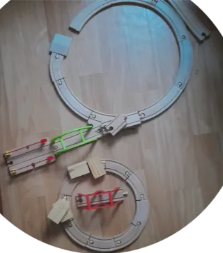 Raíles de tren de madera.